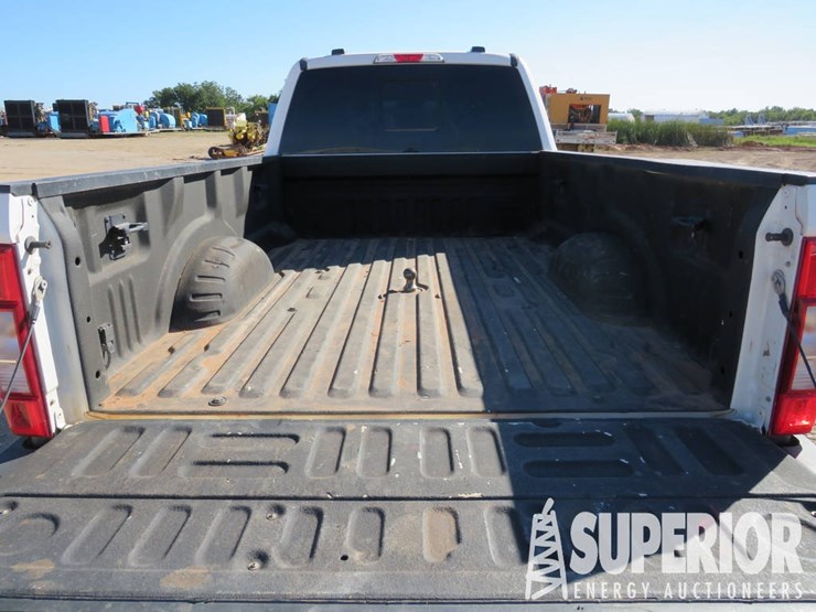 2022-ford-f-350-lariat-4-wd-crew-cab-dually-pickup-image-5