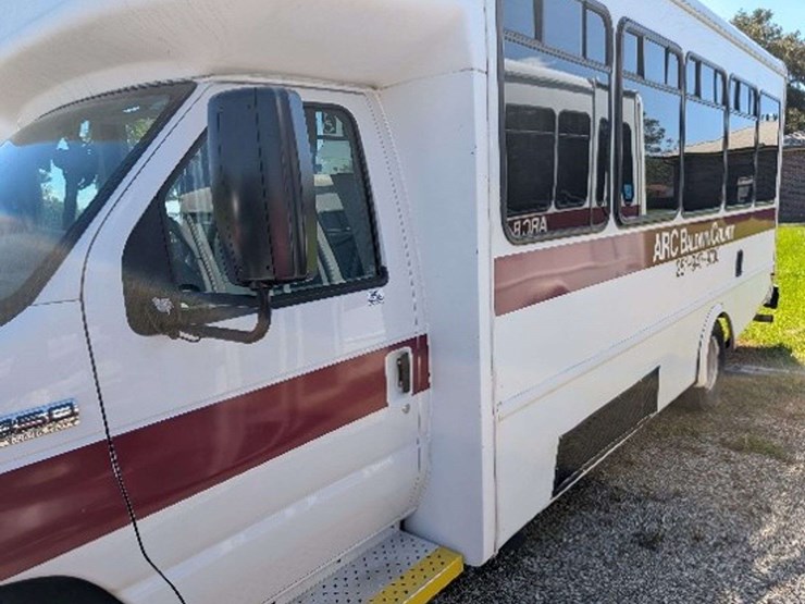 2017-ford-e-450-handicapped-shuttle-bus,-6.8-liter-v10-gas,-automatic,-image-1