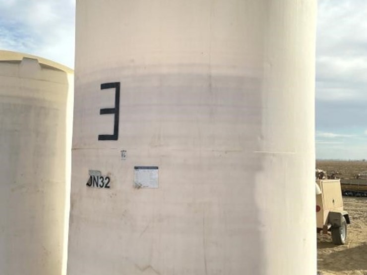 snyder-7000g-upright-poly-tank-image-1