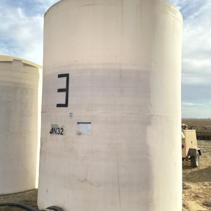 SNYDER 7000g Upright Poly Tank