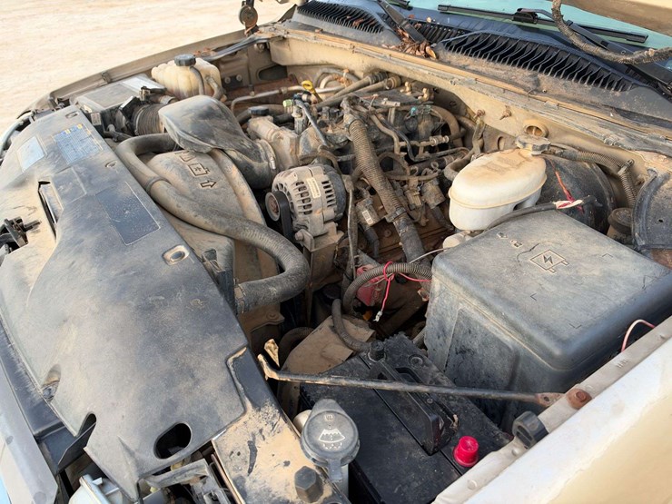 2004-gmc-sierra-1500-2-door-regular-cab-4x4-pickup-truck-image-7