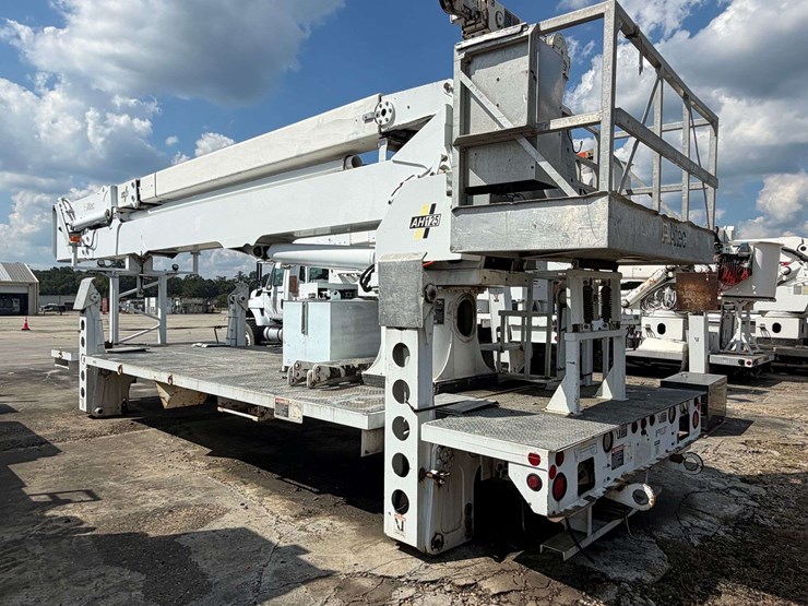 2005-altec-ah125-125’-telescoping-bucket-w/truck-body-image-4