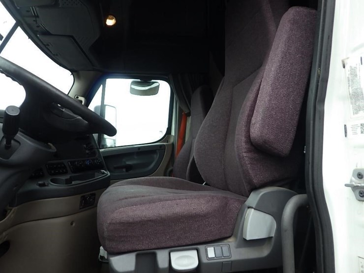 2018-freightliner-cascadia-3-axle-sleeper-truck-image-28