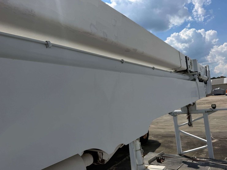 2005-altec-ah125-125’-telescoping-bucket-w/truck-body-image-19