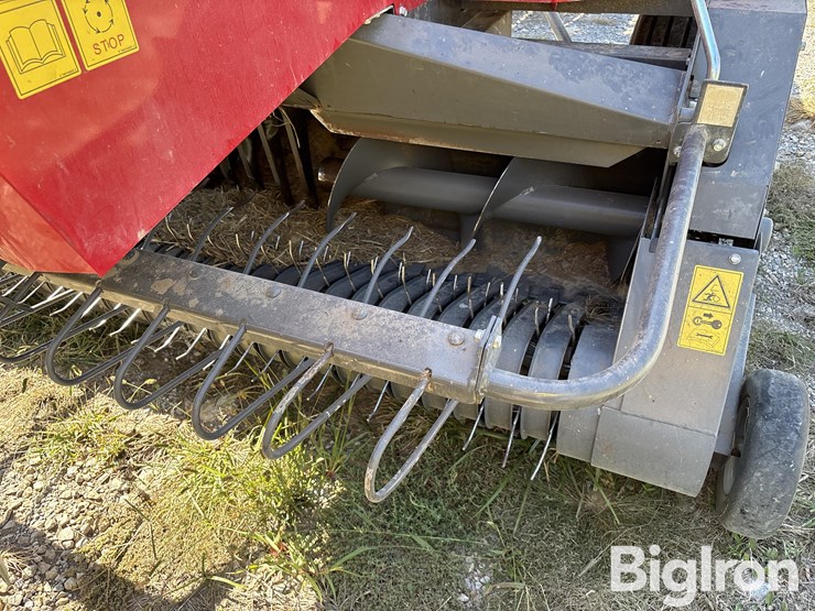 massey-ferguson-hesston-1840-small-square-baler-&-hoelscher-accumulator-image-12