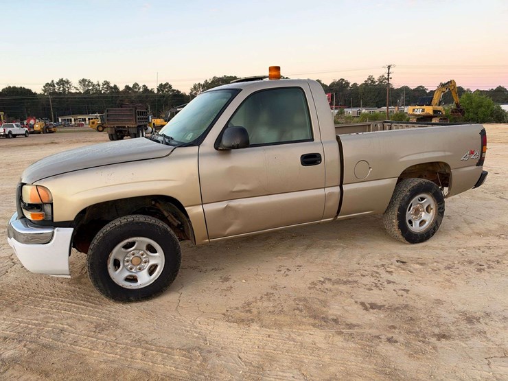 2004-gmc-sierra-1500-2-door-regular-cab-4x4-pickup-truck-image-1