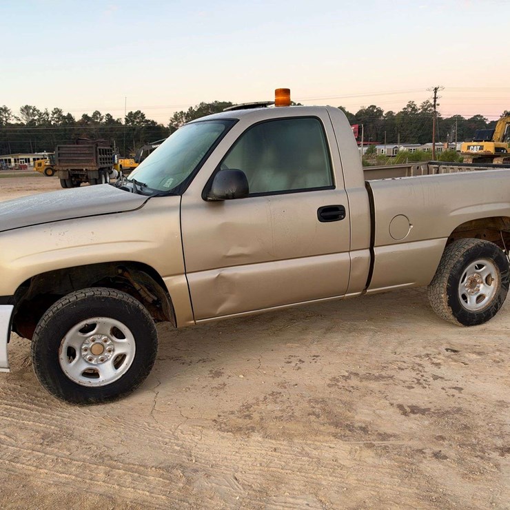 2004 GMC Sierra 1500 2 Door Regular Cab 4x4 Pickup Truck