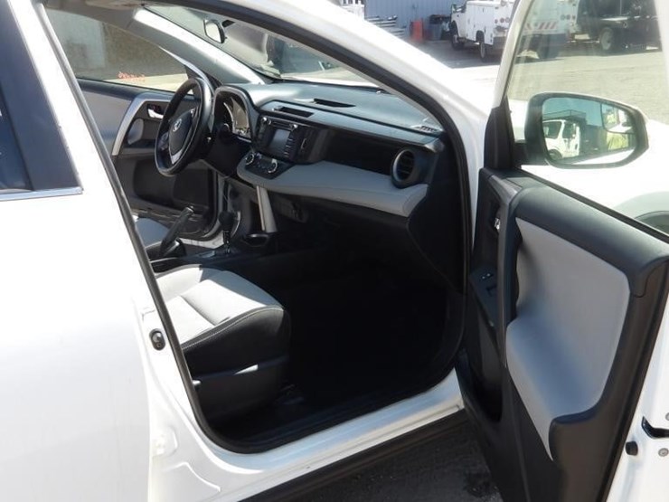 2016-toyota-rav4-xle-image-11