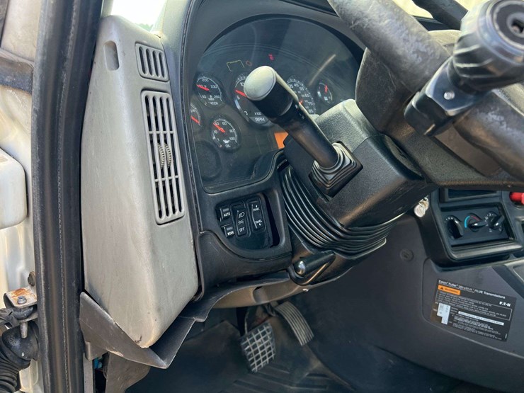 2016-international-prostar+-122-tandem-axle-day-cab-truck-tractor-–-cummins-isx15-diesel-(530,432-mi-image-10