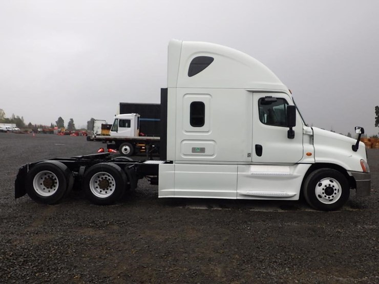 2018-freightliner-cascadia-3-axle-sleeper-truck-image-6
