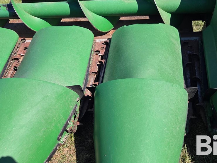 2014-john-deere-608c-corn-head-image-13