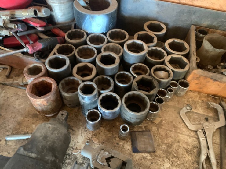 8’-x-2’-x-3’-metal-work-bench-and-all-it’s-contents-image-5