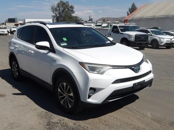 2017-toyota-rav4-xle-image-2