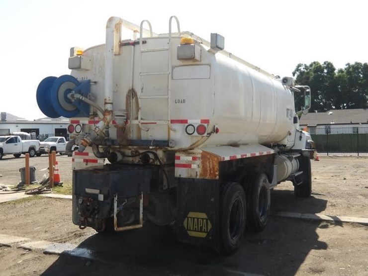 2006-international-5600i-water-truck-image-3