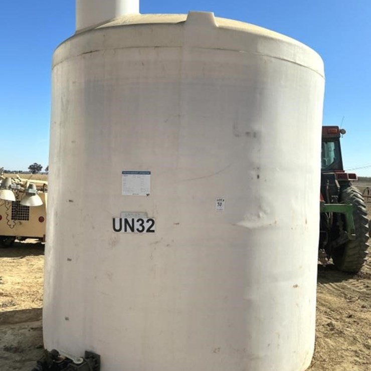 SNYDER 6000g Upright Poly Tank