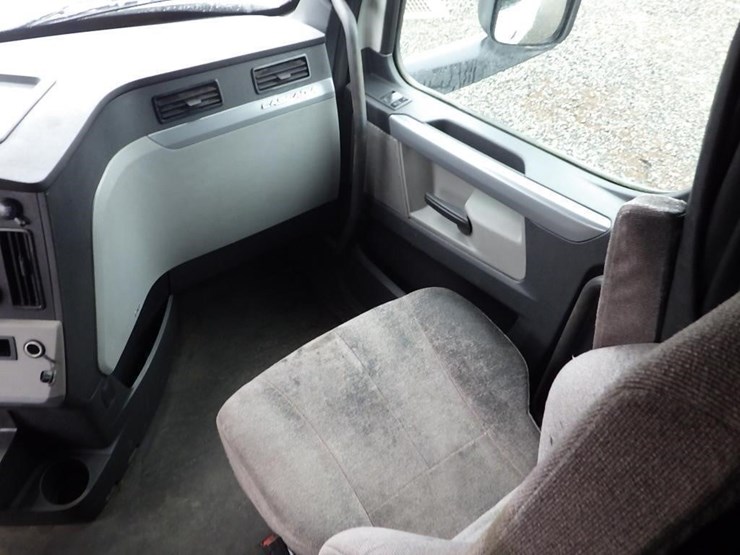 2019-freightliner-cascadia-3-axle-sleeper-truck-image-37