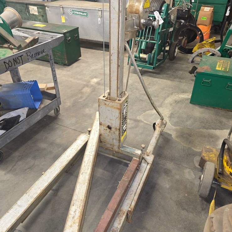 #30 • Vermette 10-12A manually operated lift cap / 1,000 lbs. / center load