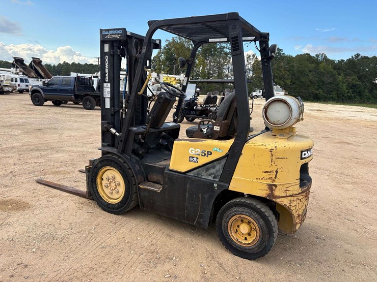 daewoo-3-stage-4,500lb.-capacity-mast-solid-tired-propane-forklift-image-2