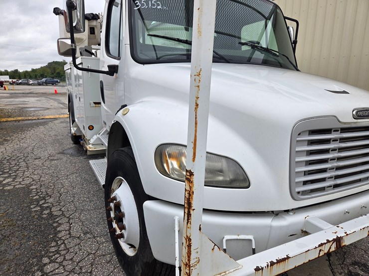 #1-•-2004-freightliner-bucket-truck-/-vin:-1vachdc04hn09591-/-35,152-miles-image-2