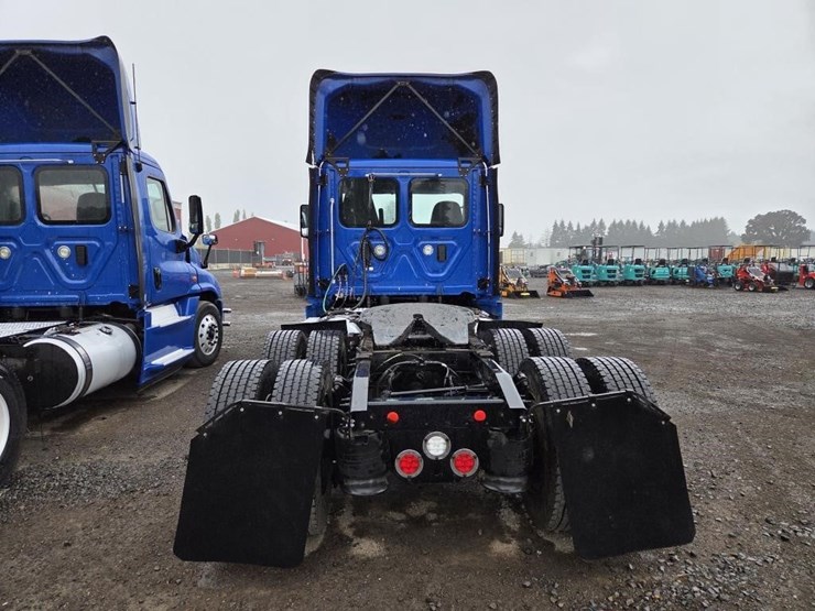 2017-freightliner-cascadia-3-axle-truck-tractor-image-6