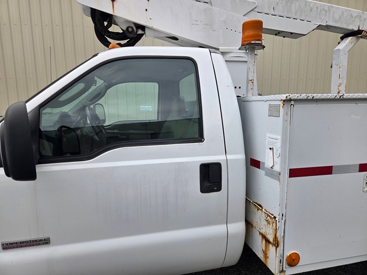 #4-•-2005-f-550-ford-small-bucket-truck-/-vin:-1fdaf56p16eb42272-/-75,475-miles-image-8