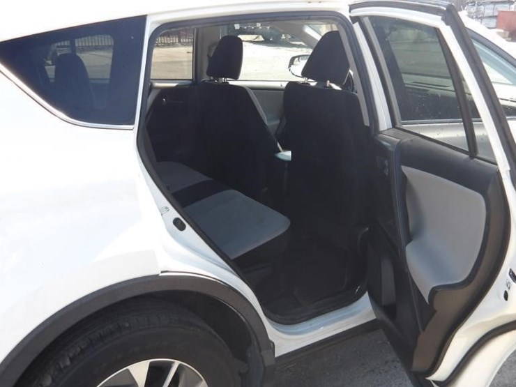 2016-toyota-rav4-xle-image-11
