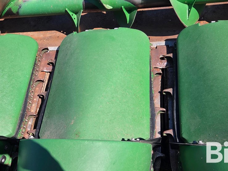 2014-john-deere-608c-corn-head-image-16