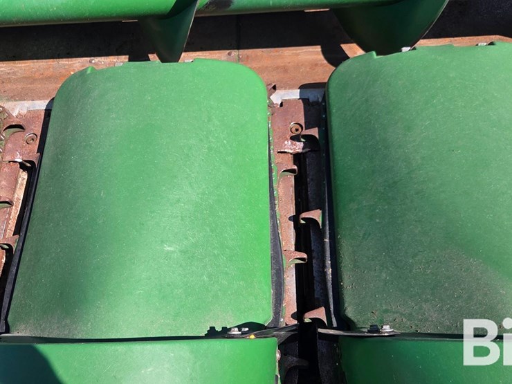 2014-john-deere-608c-corn-head-image-18