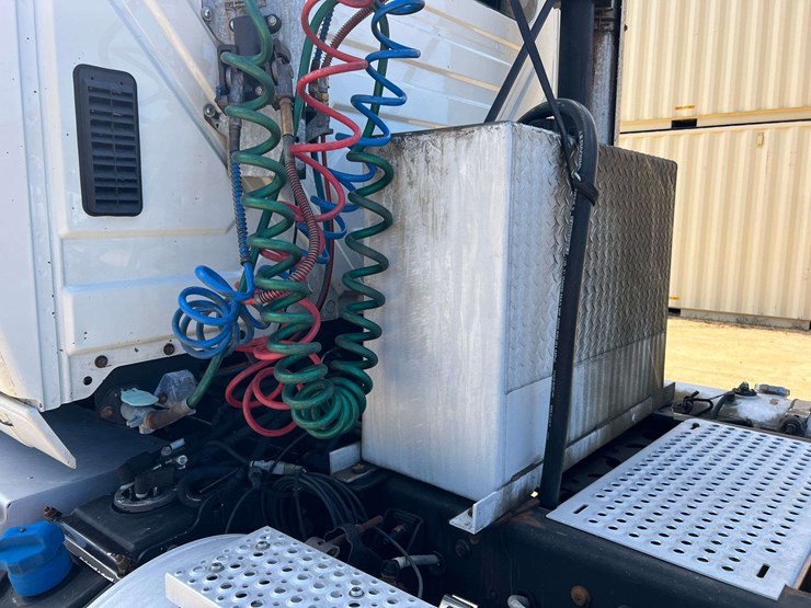 2016-international-prostar+-122-tandem-axle-day-cab-truck-tractor-–-cummins-isx15-diesel-(530,432-mi-image-44