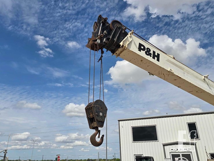 p&h-century-rough-terrain-crane-3720-image-9