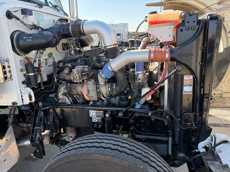 2016-peterbilt-389-image-31