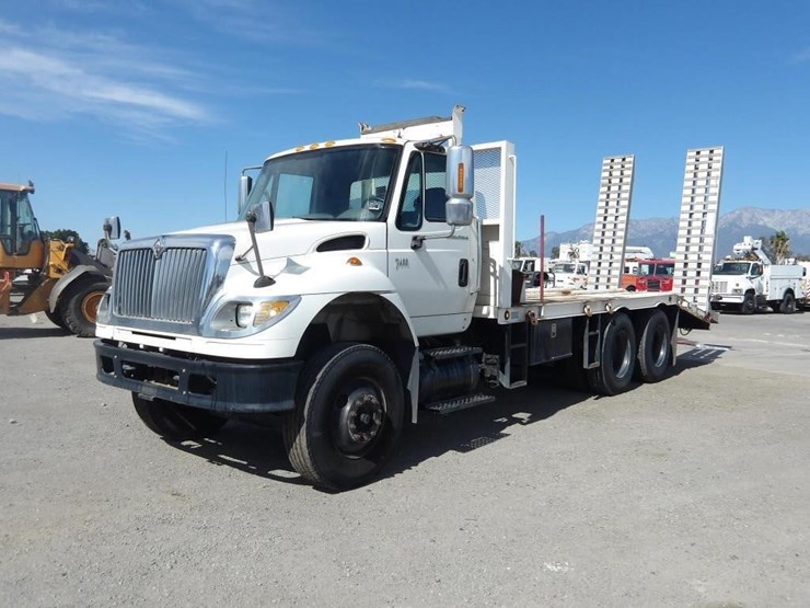 2007-international-7600-equipment-hauler-truck-image-1