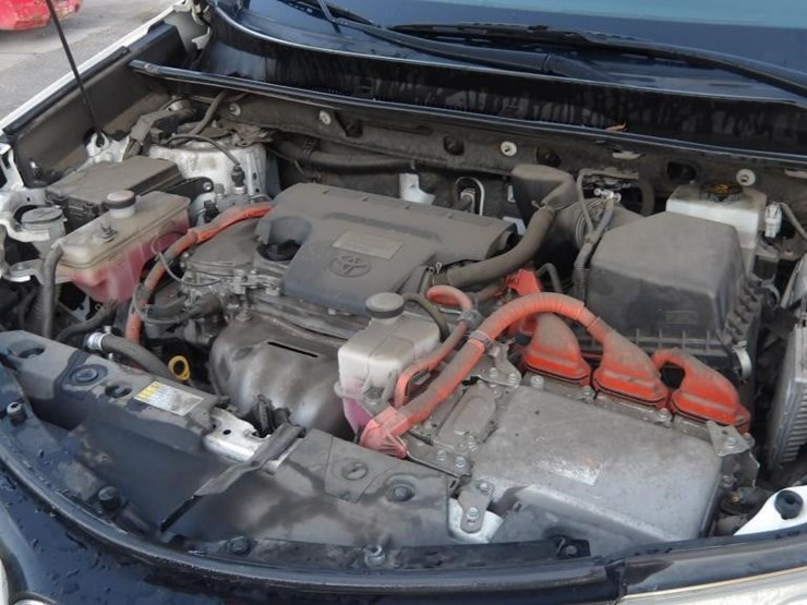 2016-toyota-rav4-xle-image-8