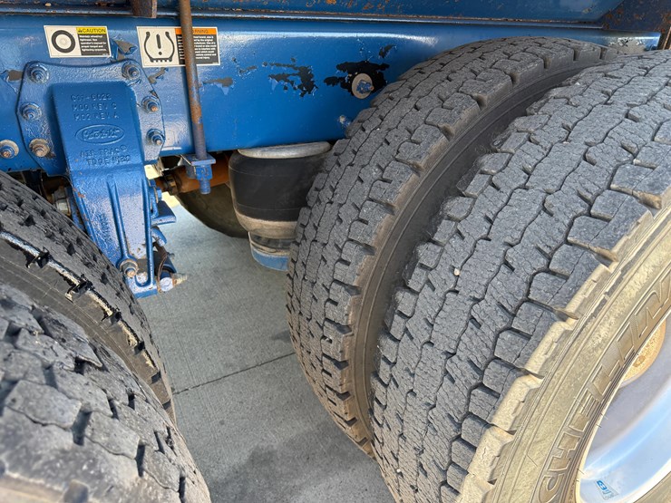 2015-peterbilt-348-image-15