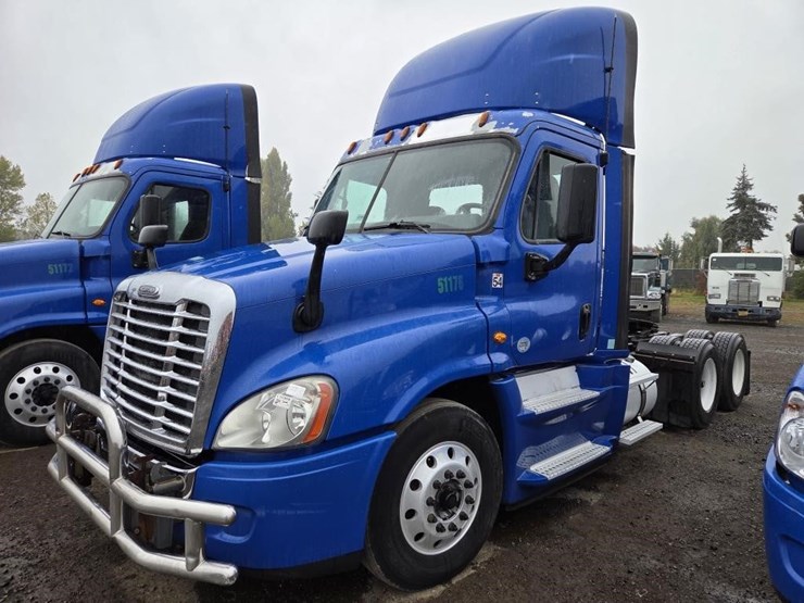 2017-freightliner-cascadia-3-axle-truck-tractor-image-1