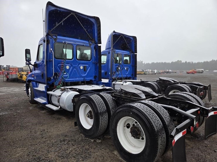 2017-freightliner-cascadia-3-axle-truck-tractor-image-6