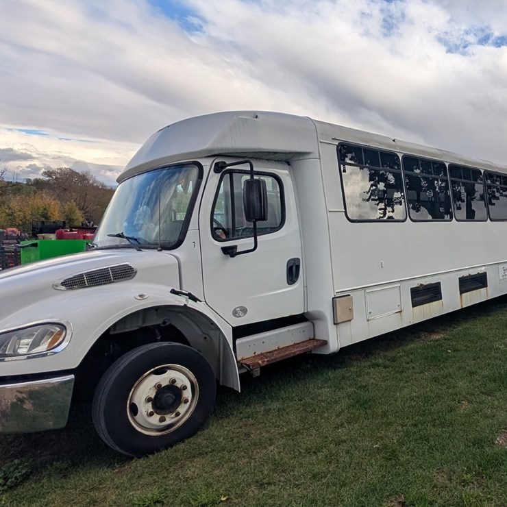 #8381 • 2016 Freightliner Bus (clean WI title)