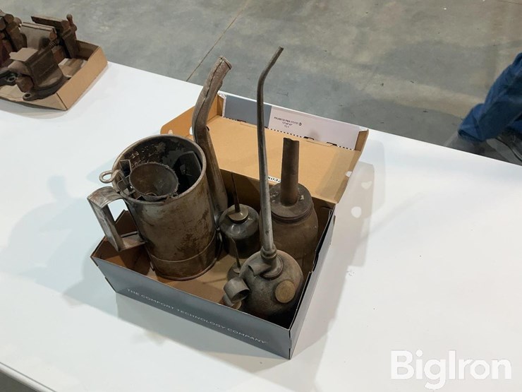 antique-shop-oil-containers/lube-cans-image-1