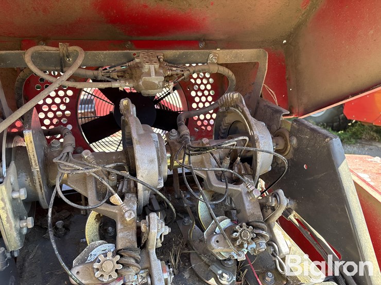 massey-ferguson-hesston-1840-small-square-baler-&-hoelscher-accumulator-image-19