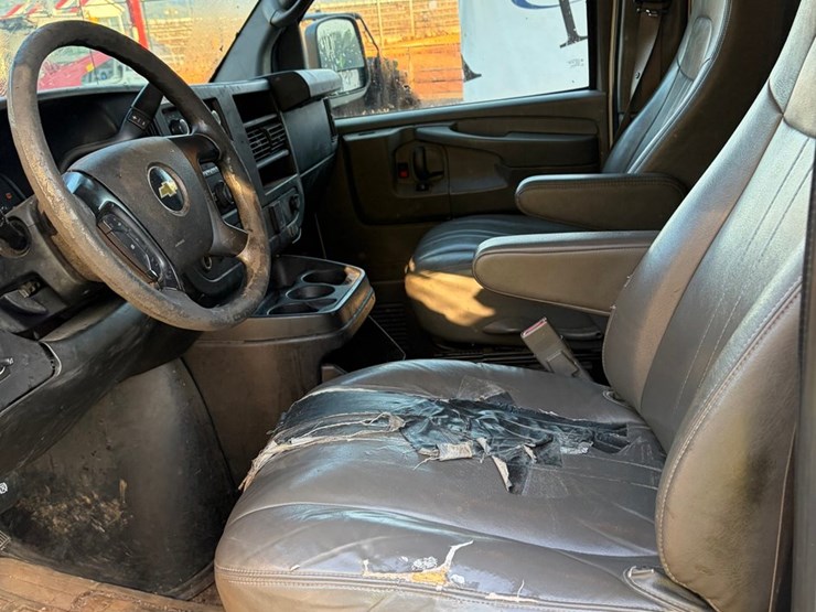 #4554-•-2015-chevrolet-express-work-van-image-14
