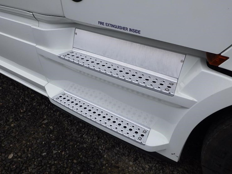 2019-freightliner-cascadia-3-axle-sleeper-truck-image-24
