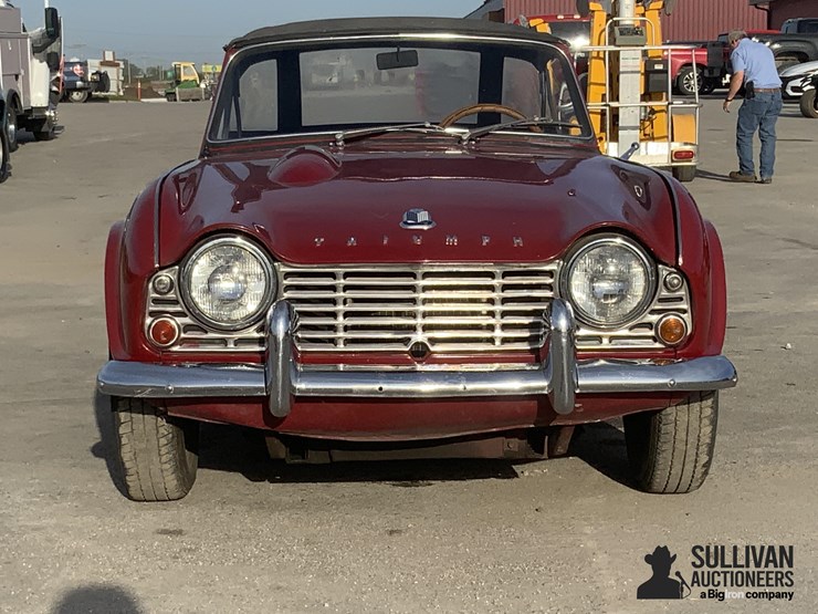 1964-triumph-tr4-2-door-convertible-image-2