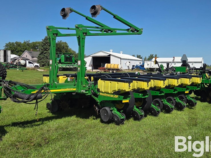 2005-john-deere-1770nt-planter-image-1