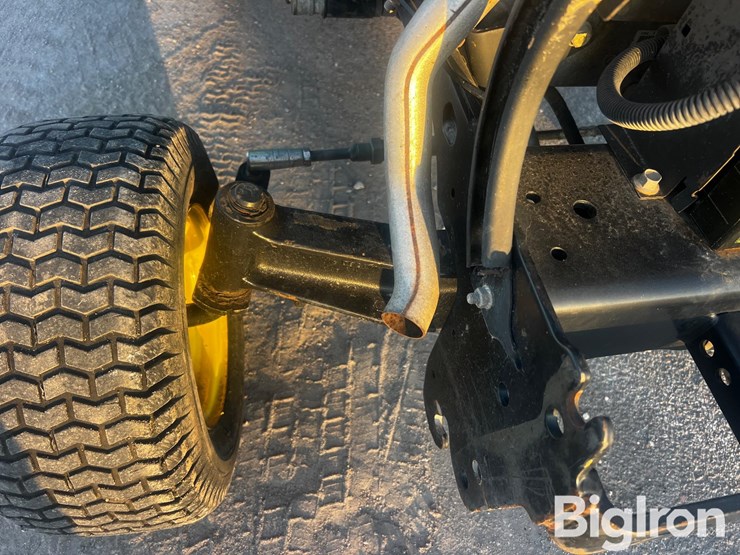 john-deere-x700-lawn-tractor-image-15