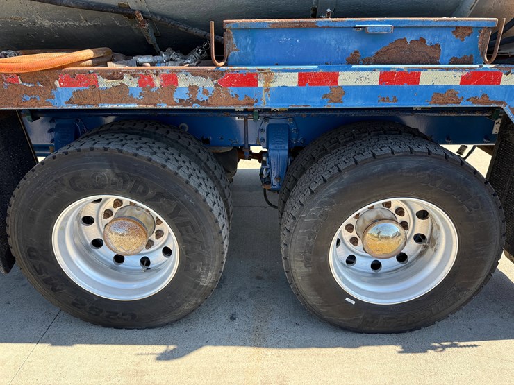 2015-peterbilt-348-image-19