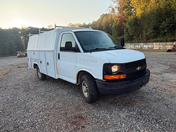 #4554-•-2015-chevrolet-express-work-van-image-7
