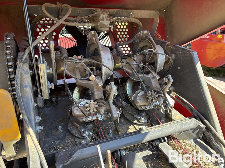 massey-ferguson-hesston-1840-small-square-baler-&-hoelscher-accumulator-image-18