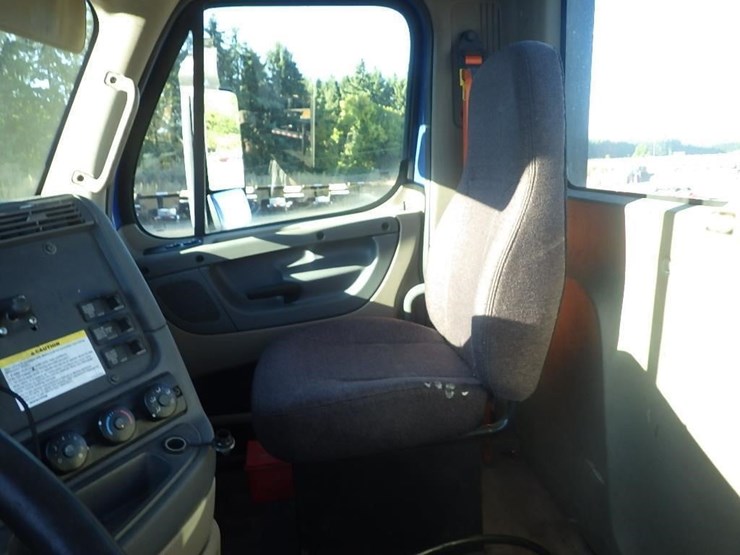 2017-freightliner-cascadia-3-axle-truck-tractor-image-29