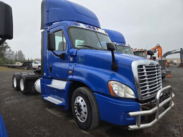 2017-freightliner-cascadia-3-axle-truck-tractor-image-3