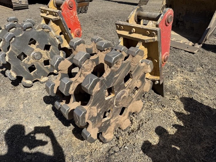 cat-24"-excavator-compaction-wheel-image-3
